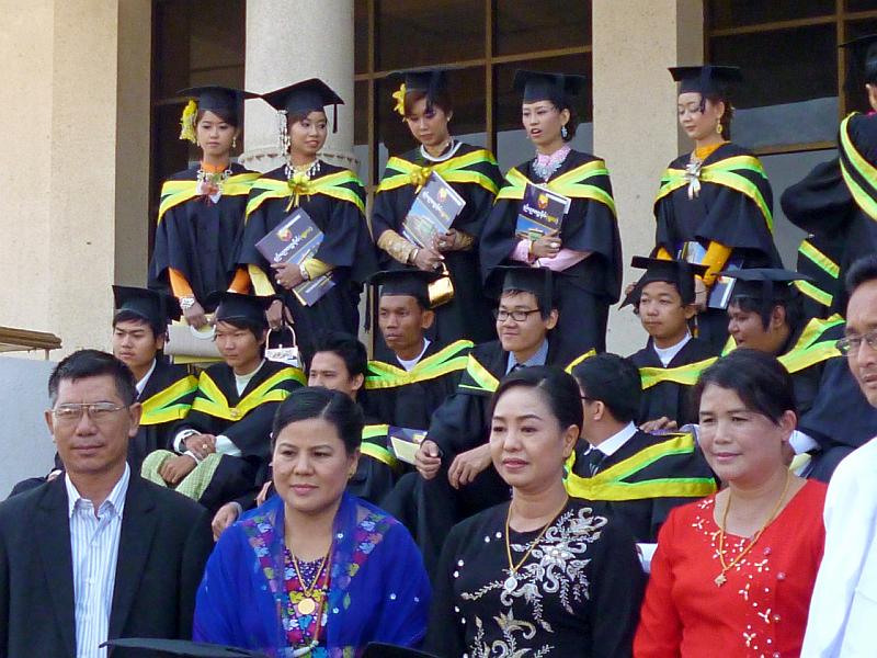 Burma III-055-Seib-2014.jpg - Graduation day in Mandalay (Photo by Roland Seib)